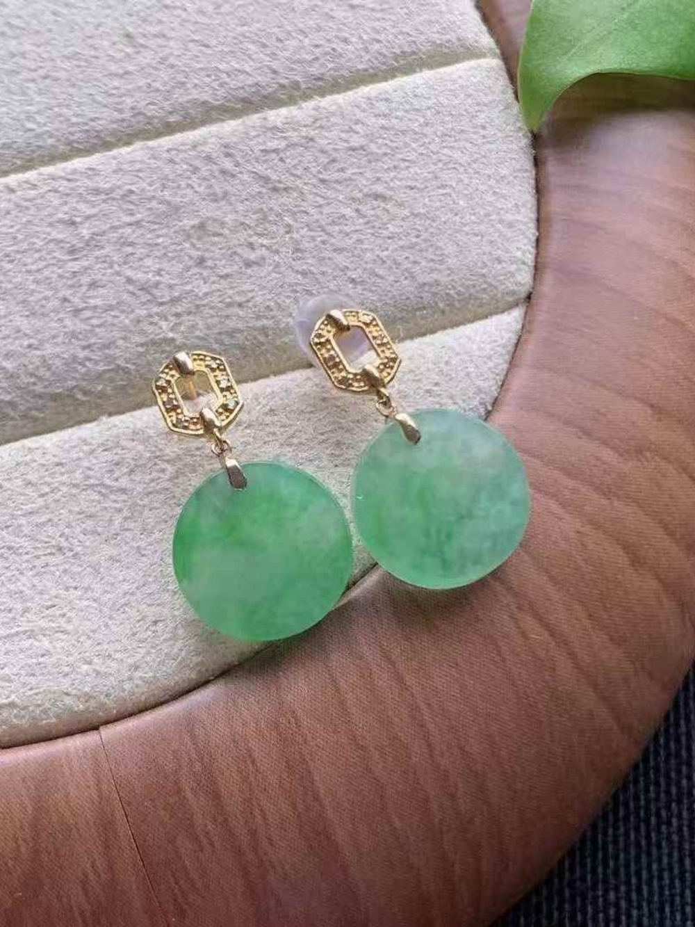 18k Gold ,Apple Green Jade Round Earrings Tpye A Cerified
